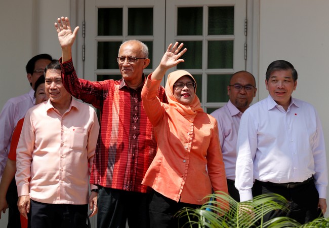 Halimah Yacob dikenal dengan gaya busananya yang sederhana. Saat penetapan Presiden ke-8 Singapura oleh Returning Officer Ng Wai Choong, Halimah Yacob tampak mengenakan blouse berpotongan simpel. Foto: Reuters