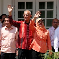 Halimah Yacob dikenal dengan gaya busananya yang sederhana. Saat penetapan Presiden ke-8 Singapura oleh Returning Officer Ng Wai Choong, Halimah Yacob tampak mengenakan blouse berpotongan simpel. Foto: Reuters