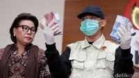 Uang Rp 4,4 miliar itu disebut berasal dari 2 pemberi suap yang merupakan kontraktor yaitu MAS dan SAZ.