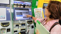 Membeli tiket Shinkansen bukan di loket, melainkan memakai mesin. Jika baru pertama kali, ada baiknya meminta bantuan petugas stasiun, sambil memperhatikan caranya.