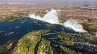 Sekilas, Victoria Falls pun tampak seperti tirai raksasa di tengah hutan yang hijau. Airnya sendiri mengalir dari Sungai Zambezi (Thinkstock)