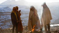 Tak ada listrik, air atau pun sekolah. Mereka harus berjalan ke Desa Timih yang berjarak 5 jam untuk mengambil air (Youssef Boudlal/Reuters)