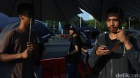 Para peserta aksi Kamisan ke 506 berdiri di depan Istana Negara, Jakarta, Kamis (14/9/2017).