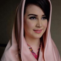 1. Arumi BachsinArumi Bachsin menjadi istri seorang pejabat sejak 2014. Wanita yang dulu pesinetron tersebut sering terlihat mendampingi suaminya Emil Dardak yang merupakan Wakil Gubernur Jawa Timur dalam berbagai kesempatan. Ketua Tim Penggerak PKK Jatim itu sering tampil dengan gaya kerudung yang khas. Foto: Istimewa