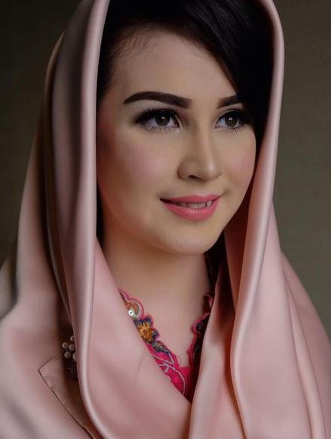 Arumi Bachin yang di persunting oleh Emil Dardak pada tahun 2013. Ia menikah di usia 19 tahun. Foto: Istimewa