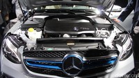 Dengan 4,4 kg hidrogen yang membekalinya, Mercy GLC F-Cell yang dipajang itu bisa mencapai daya jelajah 437 km dalam pengetesan NEDC (New European Driving Cycle). Baterai lithium ion yang besar menambah daya jelajah hingga 49 km.  Foto: AN Uyung Pramudiarja