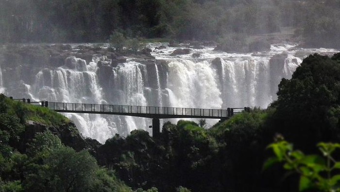 Turis Jatuh di Air Terjun Victoria, 2 Negara Luncurkan Misi Pencarian