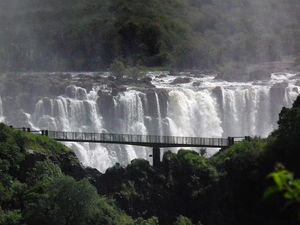 Turis Jatuh di Air Terjun Victoria, 2 Negara Luncurkan Misi Pencarian