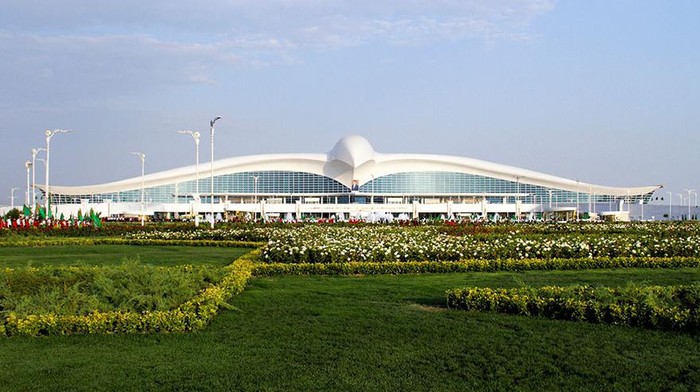 Sebuah bandara di Turkmenistan dibangun dengan menghabiskan dana senilai Rp 30 triliun. Tidak tanggung-tanggung, bangunannya pun dibut berbentuk seperti burung elang.
