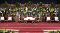 Tempat untuk pengantin menerima tamu saat resepsi pernikahan di dalam gedung Graha Saba Buana. Foto: Dok. Chilli Pari Catering