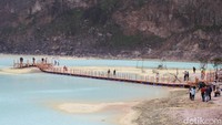 Dermaga Ponton tersebut mengapung di atas danau yang berwarna putih kebiruan dan kehijauan bercampur belerang khas danau vulkanik (Wisma/detikTravel)
