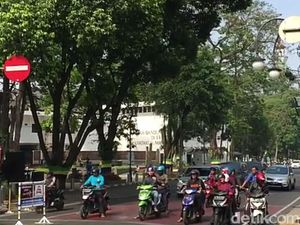 Keren! Speaker Berpuisi Hibur Pengendara di Persimpangan Bandung