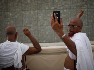 Jepret! Asyik Selfie di Sela Haji