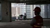 Para pekerja PT Nusa Konstruksi Enjiniring Tbk (NKE) tengah menyelesaikan pembangunan gedung World Capital Tower (WCT) setinggi 54 lantai di Mega Kuningan, Jakarta Selatan milik Pollux Properties Group.