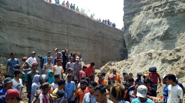 Terjepit Batu, 1 Korban Longsor di Mojokerto Berhasil Dievakuasi Terjepit Batu, 1 Korban Longsor di Mojokerto Berhasil Dievakuasi