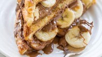 Pisang dan cokelat tak pernah gagal memuaskan selera. French toast dengan olesan selai cokelat hazelnut dan diisi potongan pisang ini pas dinikmati dengan secangkir kopi pahit.Foto: Istimewa