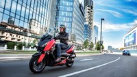 Skuter bongsor Yamaha di Eropa semakin banyak saja. Kini, selain XMAX bermesin 250 cc, 300 cc, dan 400 cc, Yamaha Eropa menawarkan XMAX dengan mesin lebih kecil, yaitu mesin 125 cc. Foto: Dok. Yamaha