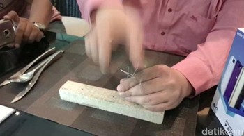 Tok tok tok... Paku itu pun digetok berulang kali, layaknya menggetok paku menggunakan palu. Foto: Yudhianto/detikINET