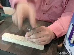 Layar Kingkong Ponsel Ini Kuat Banget, Bisa Buat Getok Paku