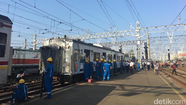 Evakuasi gerbong KRL anjlok di Stasiun Jakarta Kota, Kamis (14/9/2017)