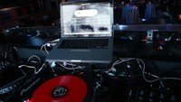 Meski begitu, salah satu pengamat musik, menurut Adit Broi mengatakan musik elektronik di Indonesia menuju ke arah yang lebih baik. Foto: Ilustrasi Musik Elektronik (Getty Images)