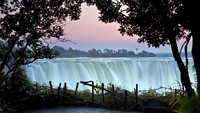 Kala musim penghujan, debit airnya begitu deras. Namun kalau ingin melihat Victoria Falls yang lebih tenang, silakan datang di bulan November (Thinkstock)