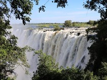 Turis Swiss Pose Seksi di Air Terjun Victoria, eh Diikuti Penghuni Afrika