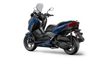 Meski menggunakan mesin 125 cc, Yamaha XMAX tetap mengusung desain khasnya. Dikatakan, Yamaha XMAX 125 memiliki desain yang lebih dinamis yang terinspirasi dari XMAX 300 dan XMAX 400 generasi terbaru. Motor ini memiliki lampu depan dual LED sporty serta lampu belakang LED. Foto: Dok. Yamaha