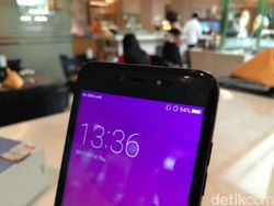 Layar Kingkong Ponsel Ini Kuat Banget, Bisa Buat Getok Paku