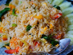 Siang Ini Enaknya Makan Nasi Goreng Salmon dan  Buntut Sapi di Sini