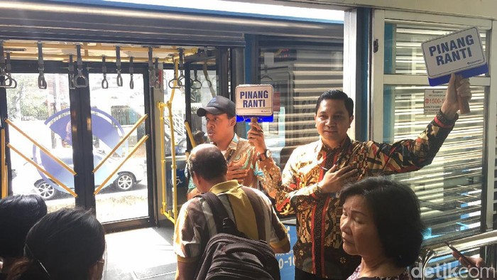 Hari Pelanggan Nasional, Direksi TransJ Jadi Kasir hingga Sopir