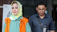 Wali Kota Tegal Siti Masitha Soeparno alias Bunda Sitha dan Amir Mirza Hutagalung ditangkap KPK terkait kasus korupsi pengelolaan dana kesehatan di RSU Kardinah dan pengadaan barang dan jasa di Pemerintah Kota Tegal tahun anggaran 2017.