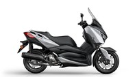 Di Eropa, pemegang SIM A1 hanya boleh menggunakan motor bermesin maksimal 125 cc dengan tenaga maksimal 15 hp. XMAX 125 ini ditawarkan untuk pemegang SIM A1 di Eropa. Foto: Dok. Yamaha