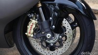 Untuk mendukung tenaganya yang buas buat ngebut, Hayabusa juga harus bisa ngerem dengan mumpuni. Soal pengereman, Suzuki menyematkan dua cakram di depan dengan kaliper Brembo 4 piston. Sistem pengereman juga sudah dibekali Antilock Brake System, jadi detikOto merasa lebih pede saat mengerem menggunakan motor yang cukup berat ini, takkan khawatir roda terkunci ketika mengerem.