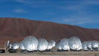 ALMA (The Atacama Large Millimeter and submillimeter Array) merupakan teleskop terbesar di dunia yang berada di Gurun Atacama, Chili. Teloskop ini memiliki 66 antena dengan diameter 34 meter (Ivan Alvarado/REUTERS)
