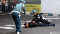 Prajurit TNI AL melumpuhkan teroris.