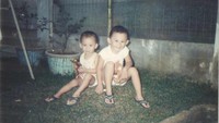 Hilarius bersama adiknya sewaktu kecil.