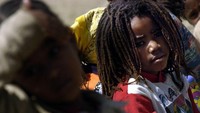 Rastafarian pinggir jalan. Gerakan Rastafari atau berambut gimbal sering dikaitkan dengan Jamaika, tapi Kaisar Ethiopia Haile Selassie-lah yang mengilhaminya. Orang-orang Ethiopia bangga dengan status penguasa mereka itu telah mengadopsi kebiasaan berpakaian dan gaya hidup dari orang-orang Jamaika. Traveler juga bisa menemukan sekelompok orang yang ramah yang senang hati melakukan hal-hal menarik di Pegunungan Simien (Dok. CNN Travel)