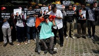 Dalam aksinya mereka menuntut KPK untujk segera menahan Ketua DPR Setya Novanto yang telah ditetapkan sebagai tersangka korupsi e-KTP.