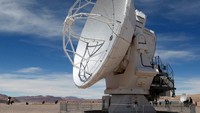 ALMA memiliki 66 antena dengan 5 cermin raksasa yang berdiameter 39 meter yang terdiri atas 798 keping berbwntuk heksagon selebar 1,4 meter (Ivan Alvarado/REUTERS)