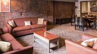 Pilihan kamarnya beragam, ada Superior King, Superior Titanic View, Executive, Penthouse, Junior Suites, Superior Suites, Deluxe Rooms. Furnitur istimewa, linen pilihan dan interior yang didesain sedemikian rupa pun memberikan kenyamanan maksimal buat traveler (Titanic Hotel Belfast)