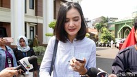 Ade terlihat sendu dan menahan emosi saat diwawancari oleh rekan media. Pool/Noel/detikFoto.