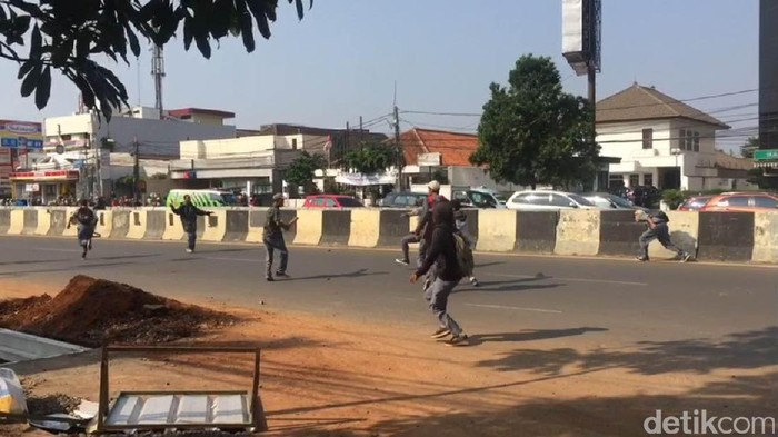 Polisi Bubarkan Tawuran Pelajar di Matraman