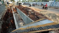Saluran air tersebut tampak diperdalam.