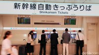 Beberapa ada yang sedang membeli tiket memakai mesin.