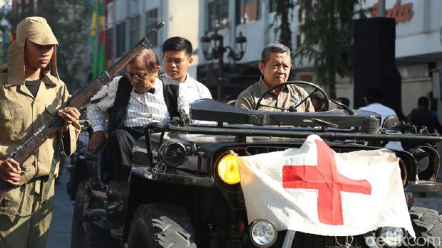 Warga Surabaya Gelar Refleksi Perobekan Bendera Belanda