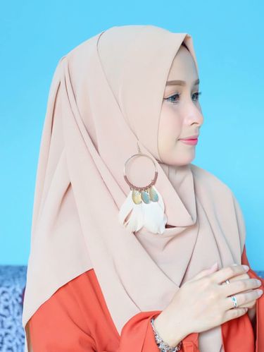 Foto Ketika Gaya Hijab dengan 1 Anting  Kembali Tren