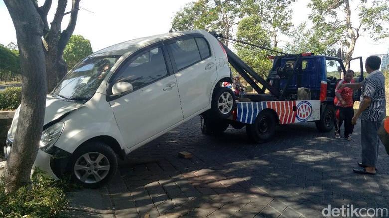 Mobil Sirion Putih Masuk Parit Berhasil Dievakuasi Mobil Sirion Putih Masuk Parit Berhasil Dievakuasi