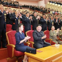 Korea Utara dikenal sebagai negara yang tertutup akan budaya luar dan menerapkan aturan ketat pada penduduknya. Namun Ri berani mendobrak aturan, dengan memakai brand luar negeri seperti Chanel dan Dior untuk tas atau bros. (Foto: AFP)