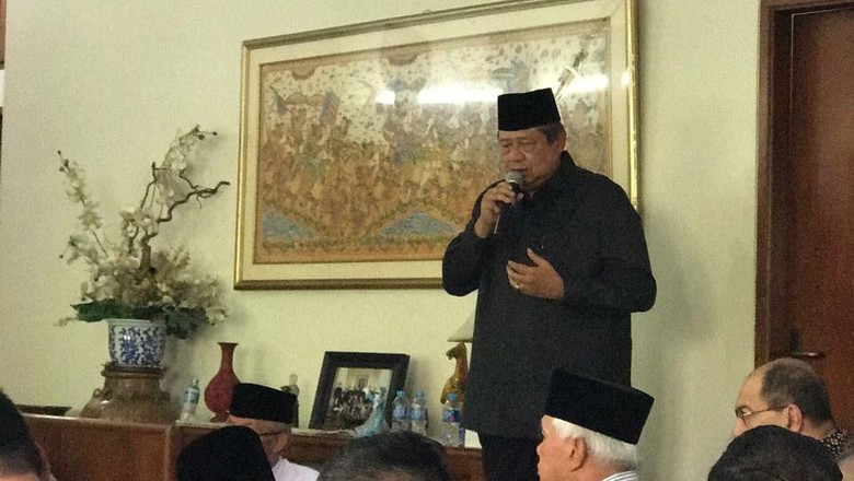 SBY dan Hatta Rajasa Melayat di Rumah Duka Mertua Chairul Tanjung SBY dan Hatta Rajasa Melayat di Rumah Duka Mertua Chairul Tanjung